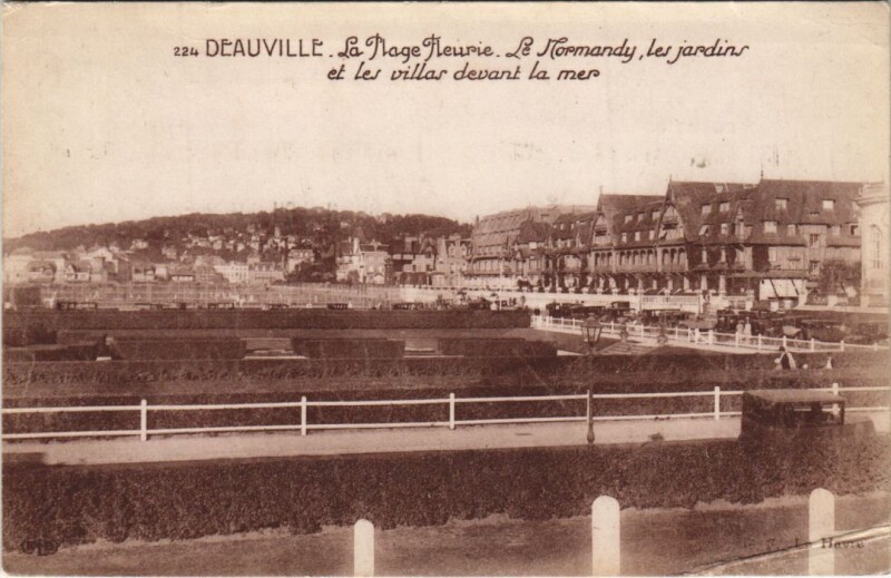 Carte postale ancienne Deauville Le Normandy - Les Jardins et les Villas devant la Mer à Deauville