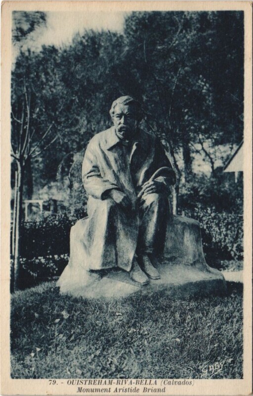 Carte postale ancienne Ouistreham Riva-Bella - Monument Aristide Briand à Ouistreham