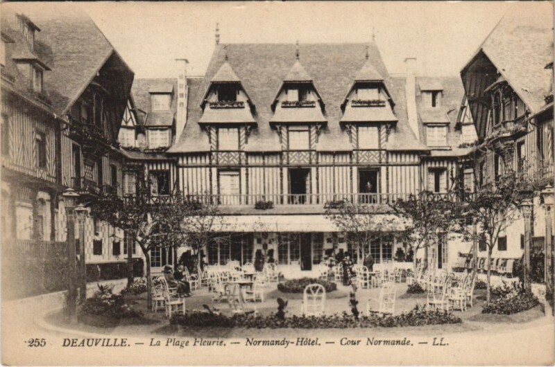 Carte postale ancienne Deauville Normandy-Hotel - Cour Normande à Deauville