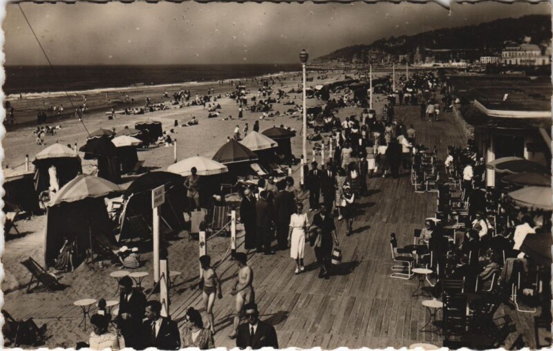 Carte postale ancienne Deauville Les Planches à Deauville