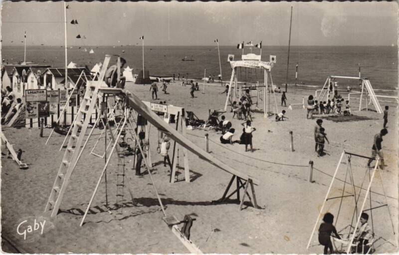 Carte postale ancienne Franceville-Plage Les Jeux sur la Plage
