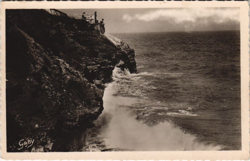 Carte postale ancienne Lion-sur-Mer Les Falaises à Falaise