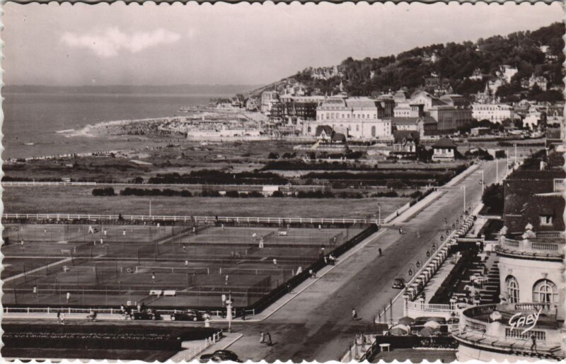 Carte postale ancienne Deauville Vue d'Ensemble sur les Jardins à Deauville