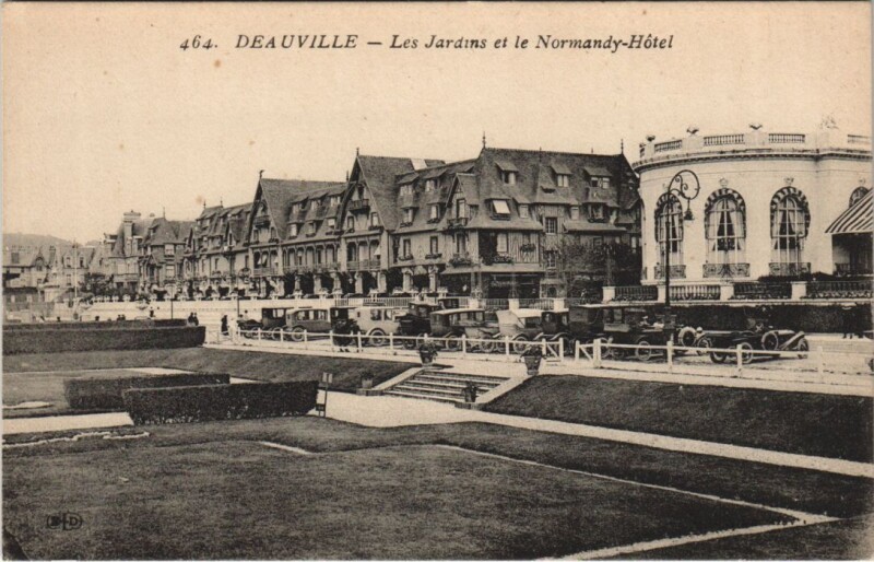 Carte postale ancienne Deauville Les Jardins et le Normandy-Hotel à Deauville