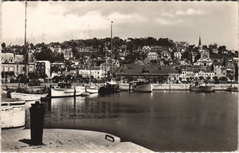 Carte postale ancienne Trouville-sur-Mer Vue sur la Ville et le Bassin des Yachts à Trouville-sur-Mer