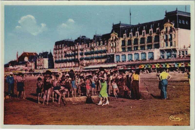 Carte postale ancienne Cabourg La Plage et le grand Hotel à Cabourg