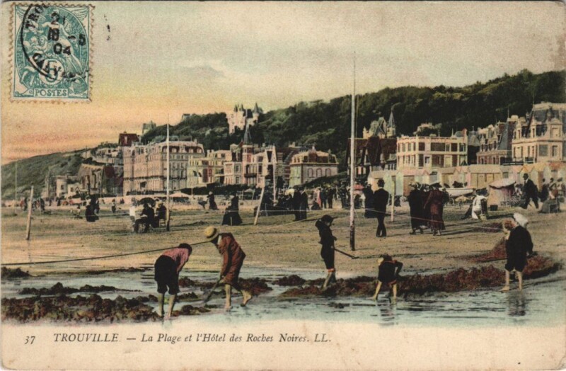 Carte postale ancienne Trouville-sur-Mer La Plage et l'Hotel des Roches Noires à Trouville-sur-Mer