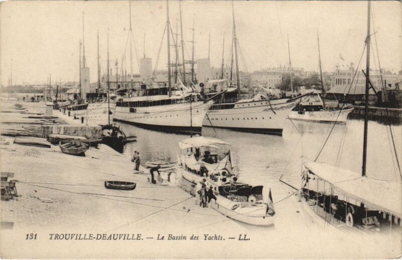 Carte postale ancienne Trouville-sur-Mer Deauville - Le Bassin des Yachts à Deauville