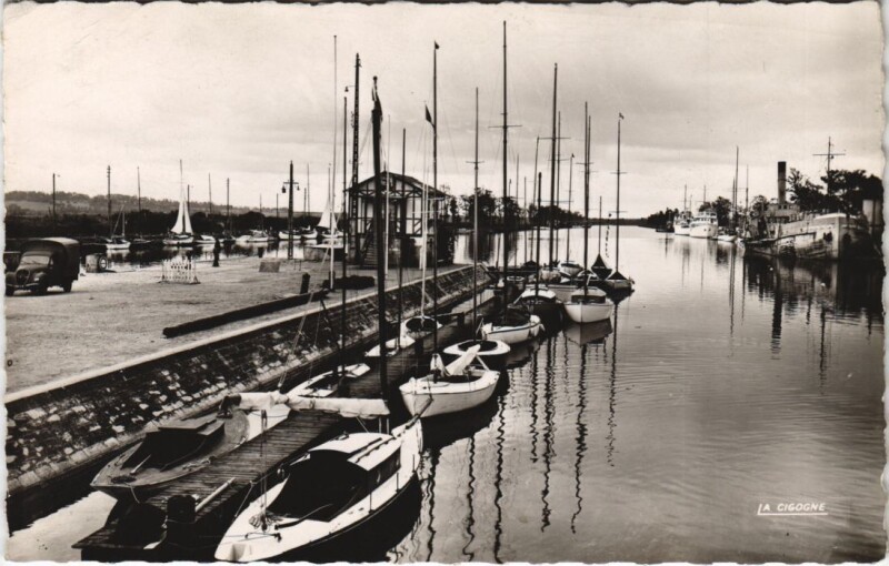 Carte postale ancienne Ouistreham Riva-Bella - Le Port à Ouistreham