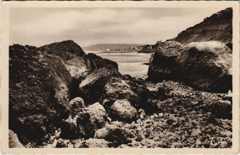 Carte postale ancienne Villers-sur-Mer a Travers les Roches à Villers-sur-Mer