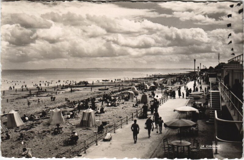 Carte postale ancienne Luc-sur-Mer Vue Generale de la Plage à Luc-sur-Mer