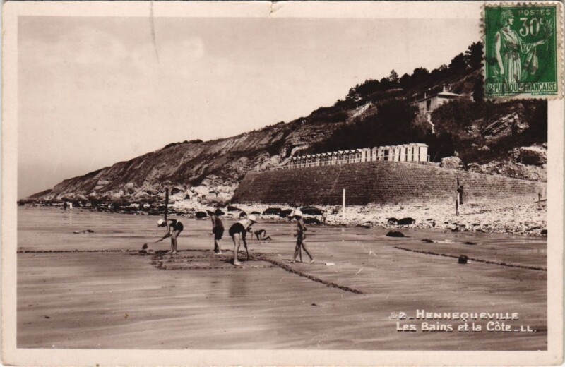 Carte postale ancienne Hennequeville Les Bains et la Cote
