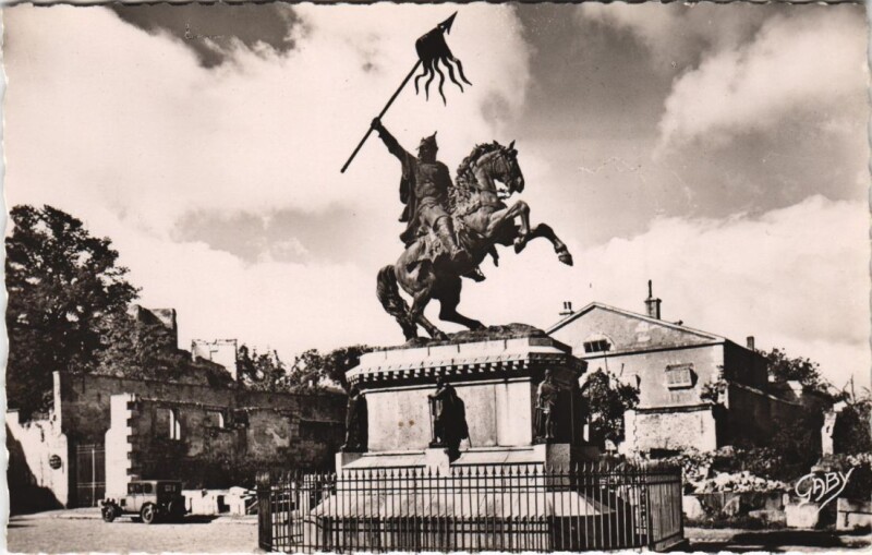 Carte postale ancienne Falaise Stetue de Guillaume le Conquerant à Falaise