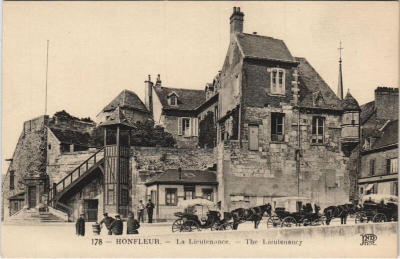 Carte postale ancienne Honfleur La Lieutenance à Honfleur
