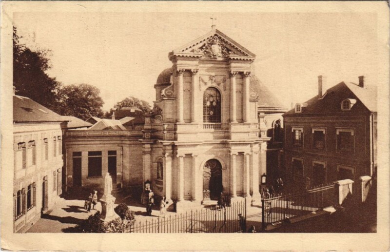 Carte postale ancienne Lisieux La Chapelle des Carmelites - La Facade à Lisieux