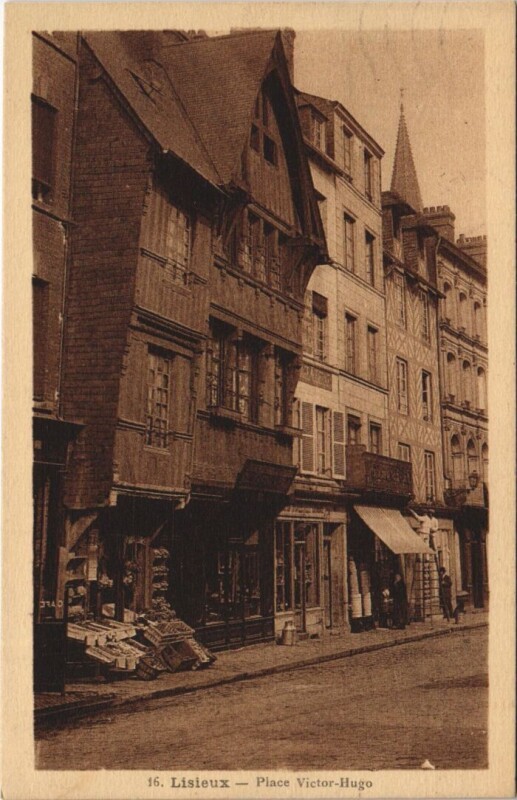 Carte postale ancienne Lisieux Place Victor-Hugo à Lisieux