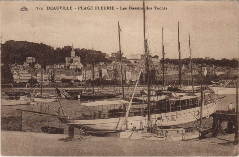 Carte postale ancienne Deauville Les Bassins des Yachts à Deauville