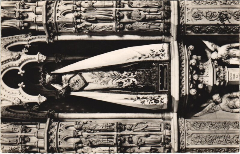 Carte postale ancienne La Delivrande Interieur de la Basilique - La Vierge Noire