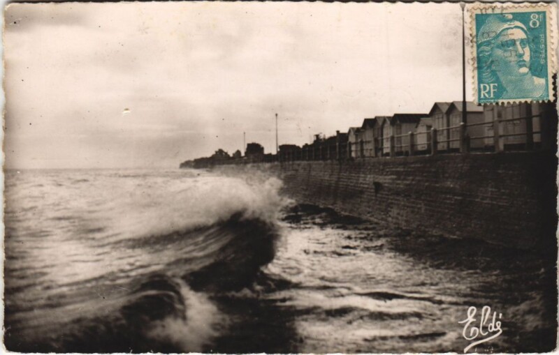 Carte postale ancienne Luc-sur-Mer Cote de Nacre - Effet de Vagues sur la Digue à Luc-sur-Mer