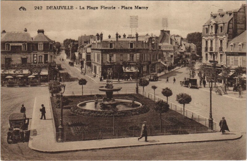 Carte postale ancienne Deauville Place Morny à Deauville