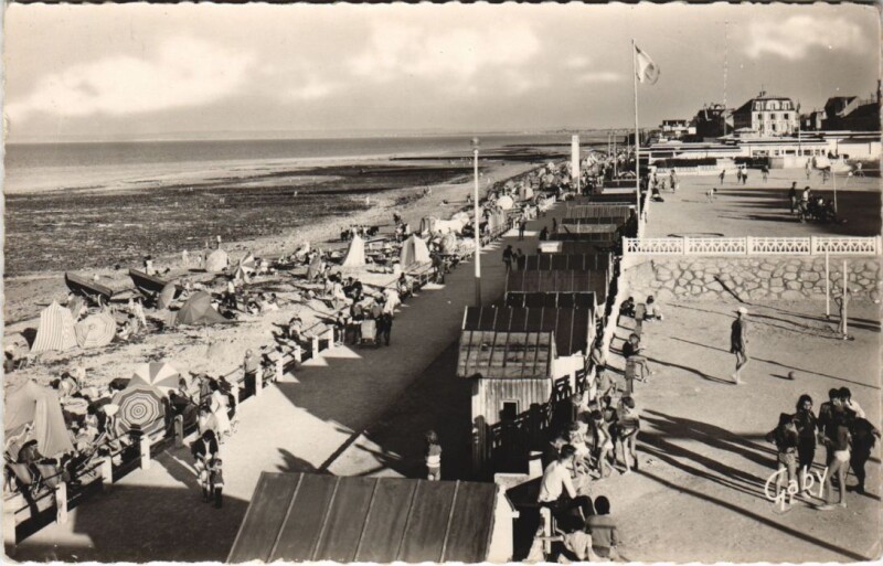 Carte postale ancienne Luc-sur-Mer La Plage à Luc-sur-Mer