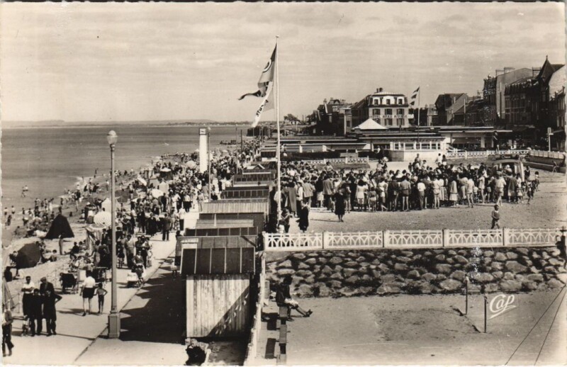 Carte postale ancienne Luc-sur-Mer Vue Generale de la Plage à Luc-sur-Mer