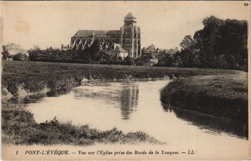 Carte postale ancienne Pont-l'Eveque Vue sur l'Eglise prise des Bords de la Touques à Touques