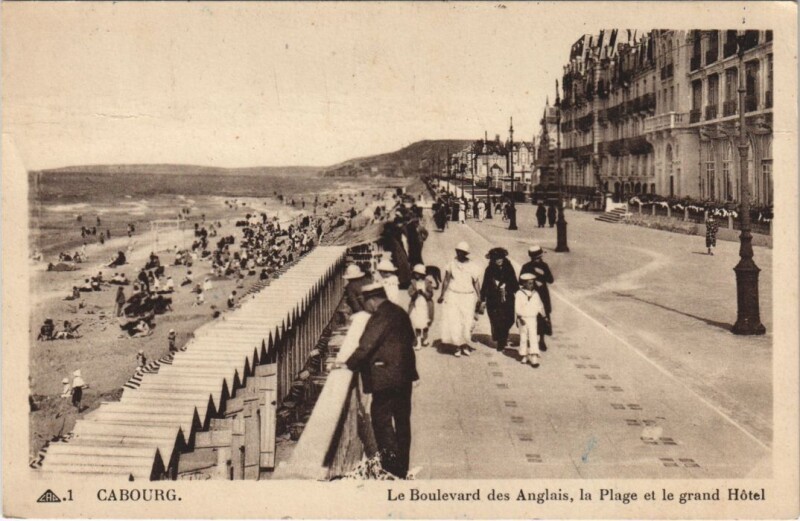 Carte postale ancienne Cabourg Le Boulevard des Anglais - La Plage et le Grand Hotel à Cabourg