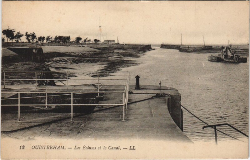 Carte postale ancienne Ouistreham Les Ecluses et le Canal à Ouistreham