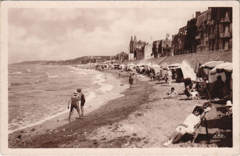 Carte postale ancienne Villers-sur-Mer La Plage et les Villas - Vue vers Deauville à Deauville