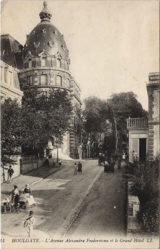 Carte postale ancienne Houlgate L'Avenue Alexandra Feodorowna et le Grand Hotel à Houlgate