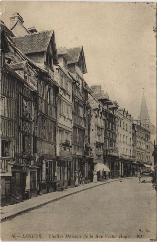 Carte postale ancienne Lisieux Vieilles Maisons de la Rue Victor Hugo à Lisieux