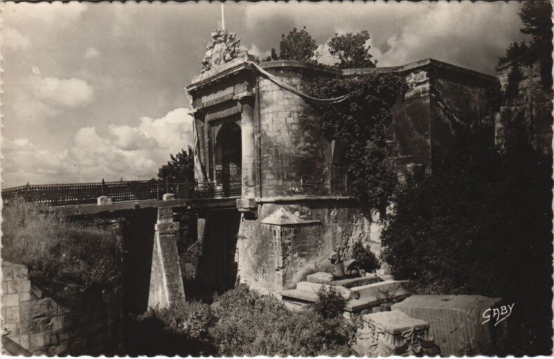 Carte postale ancienne Caen Entree du Chateau