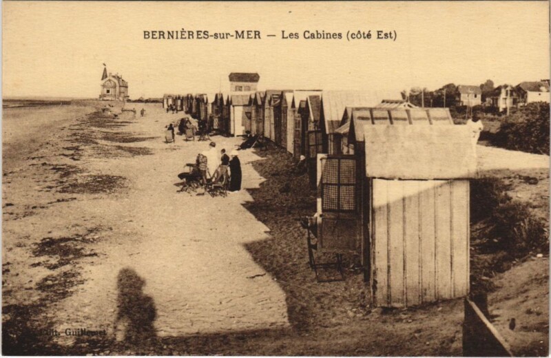 Carte postale ancienne Bernieres-sur-Mer Les Cabines - Cote Est