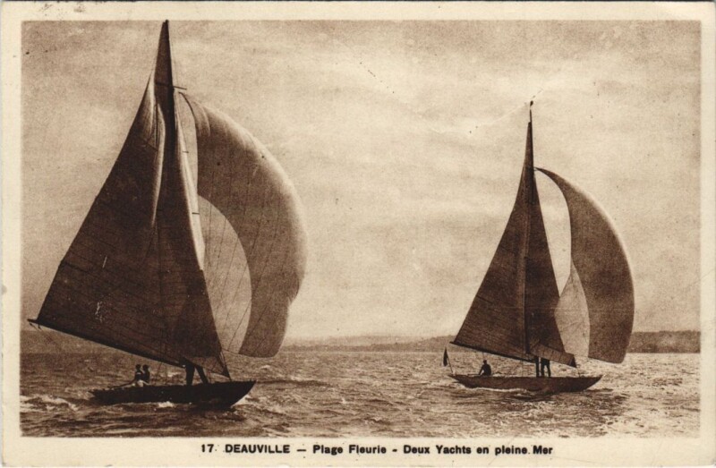 Carte postale ancienne Deauville Deux Yachts en Pleine Mer à Deauville