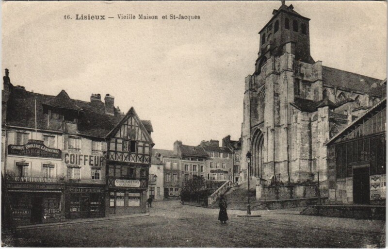 Carte postale ancienne Lisieux Vieille Maison et Saint-Jacques à Lisieux