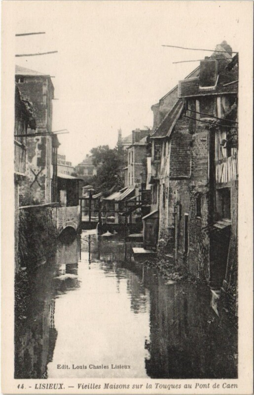 Carte postale ancienne Lisieux Vieille Maisons sur la Touques au Pont de Caen à Lisieux