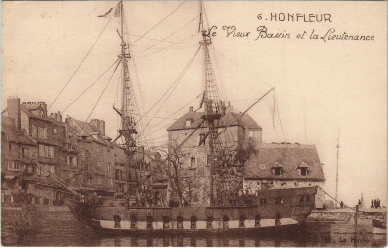 Carte postale ancienne Honfleur Le Vieux Bassin et la Lieutenance à Honfleur