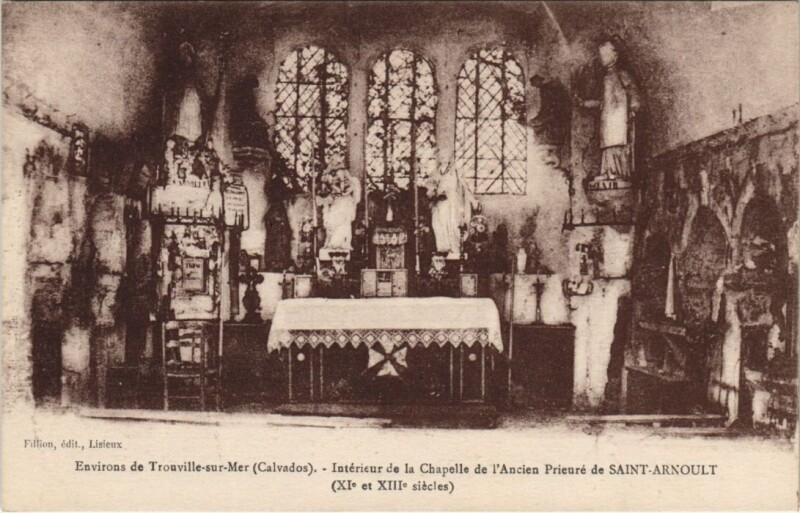 Carte postale ancienne Saint-Arnoult Interieur de la Chapelle de l'Ancien Prieure à Saint-Arnoult