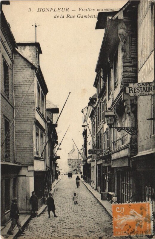 Carte postale ancienne Honfleur Vieilles Maisons de la Rue Gambetta à Honfleur