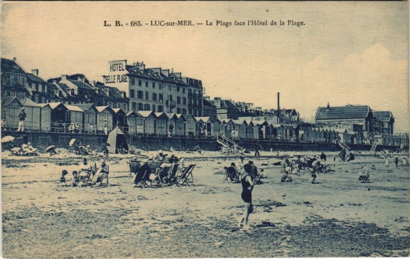 Carte postale ancienne Luc-sur-Mer La Plage Face l'Hotel de la Plage à Luc-sur-Mer