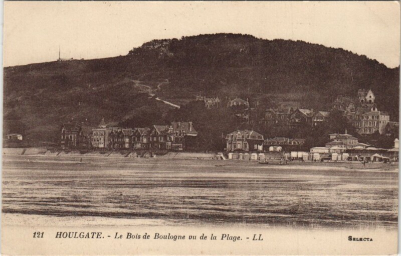 Carte postale ancienne Houlgate Le Bois de Boulogne vu de la Plage à Houlgate