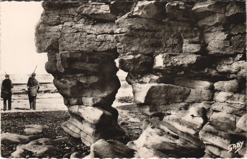 Carte postale ancienne Luc-sur-Mer La Roche Percee à Luc-sur-Mer