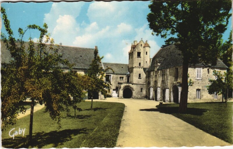 Carte postale ancienne Creully Cour d'Honneur et Prieure Saint-Gabriel