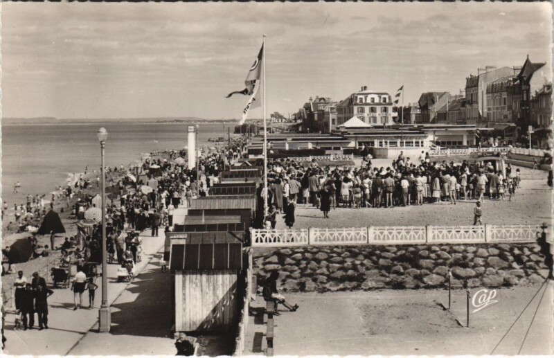 Carte postale ancienne Luc-sur-Mer Vue Generale de la Plage à Luc-sur-Mer