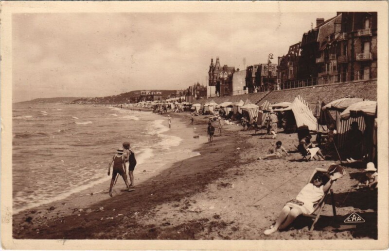 Carte postale ancienne Villers-sur-Mer La Plage et les Villas - Vue vers Deauville à Deauville