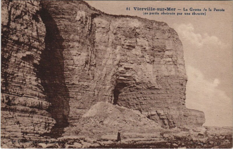 Carte postale ancienne Vierville-sur-Mer La Grotte de la Percee à Vierville-sur-Mer