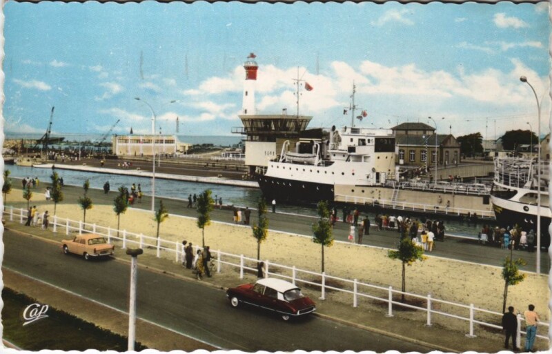 Carte postale ancienne Ouistreham Riva-Bella - La Nouvelle Ecluse et le Phare à Ouistreham
