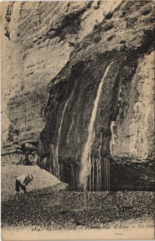 Carte postale ancienne Benouville Fontaine de Mousse