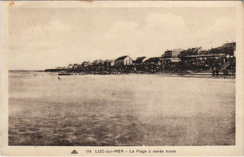 Carte postale ancienne Luc-sur-Mer La Plage a Maree Haute à Luc-sur-Mer